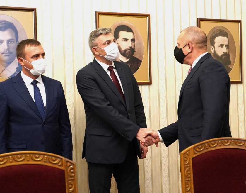 Президентът Румен Радев продължава консултациите с парламентарно представените партии, като