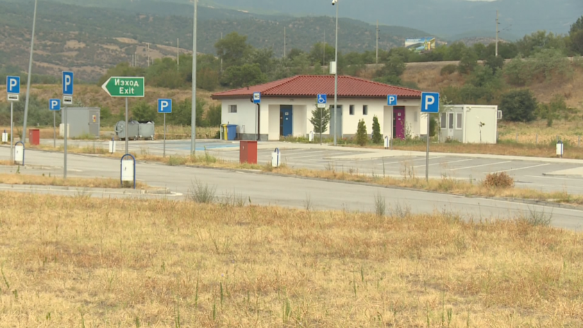 От няколко дни четирите паркинга и в двете платна на