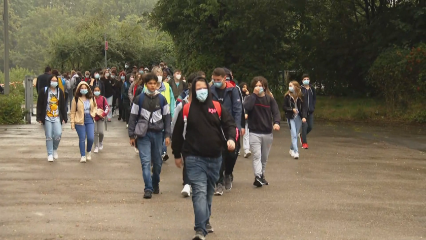 Остава дилемата присъствено или дистанционно за много училища в Европа.