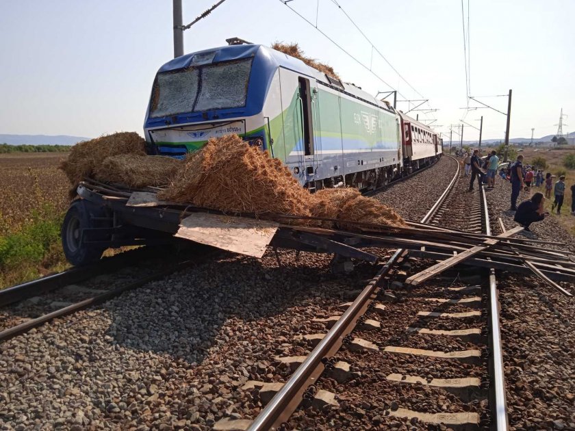 Бързият влак Бургас-София блъсна ТИР на жп релсите. Инцидентът е