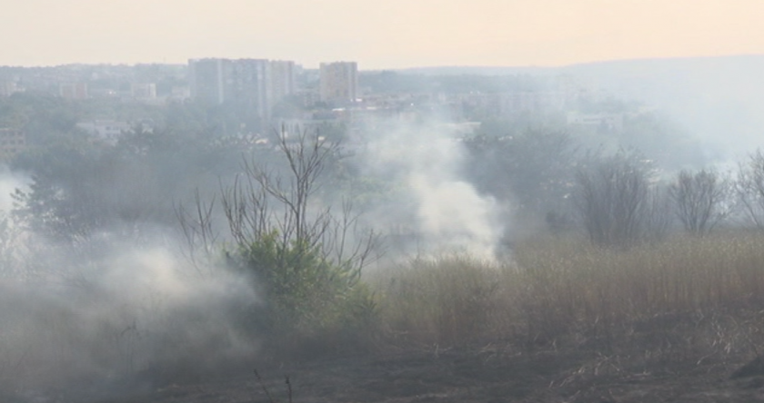 Пожар застраши сгради в индустриалната зона на Плевен