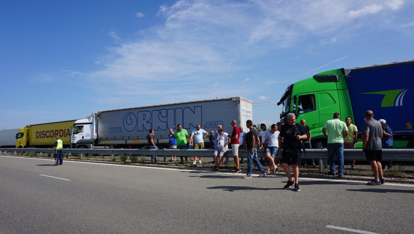 Шофьори блокираха "Дунав мост" при Видин с искане за по-бързи проверки