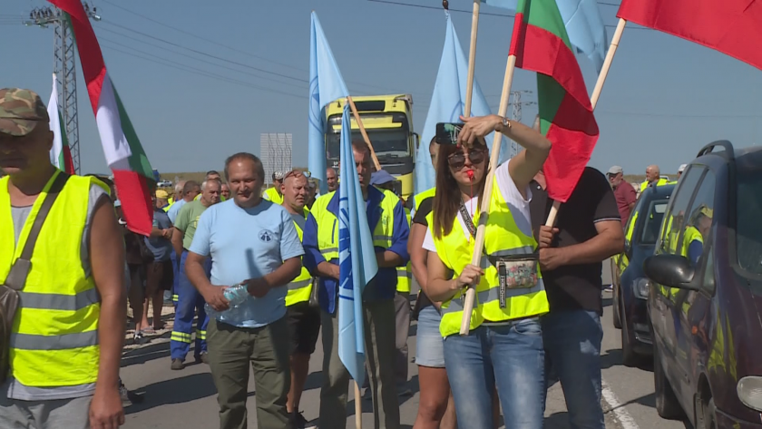 Работниците на пътно-строителната фирма Автомагистрали-Черно море блокираха за час ключови