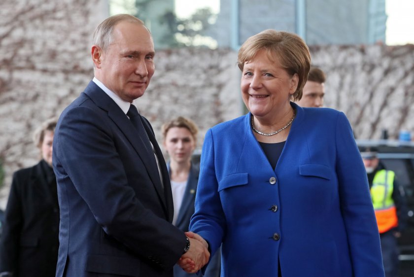 Ангела Меркел пристига в Москва. Тя ще обсъди с президента