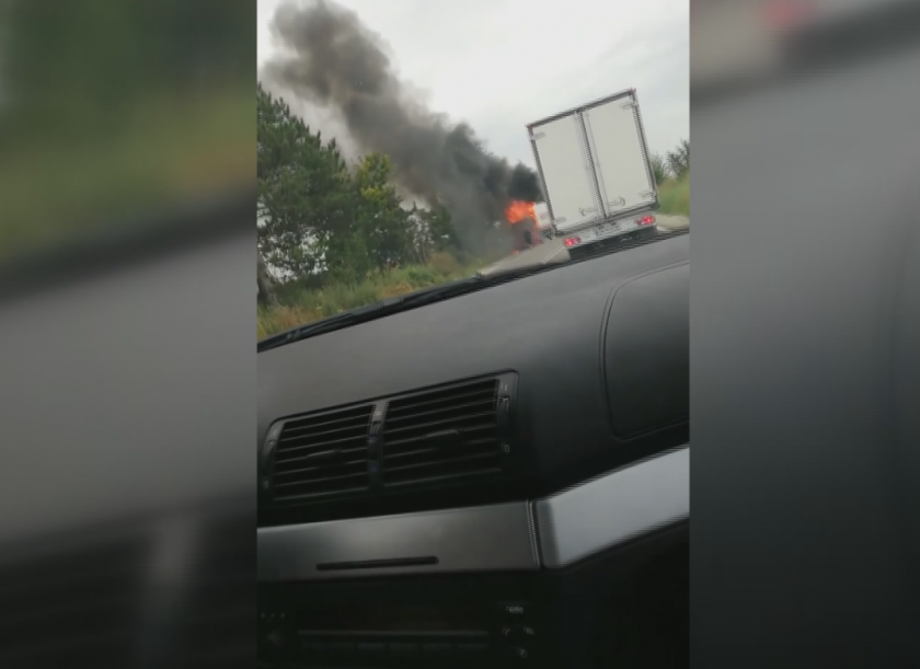 Тежкотоварен камион се запали в движение на пътя Русе -