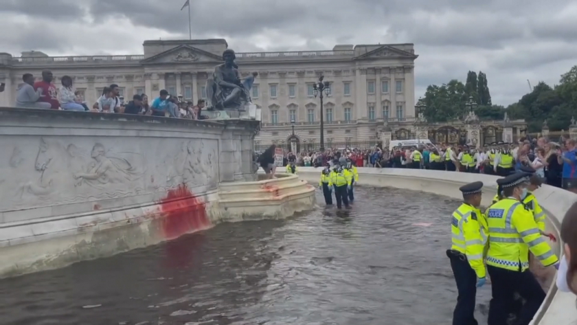 Вандалски акт на метри от Бъкингамския дворец в Лондон.Екоактивисти от