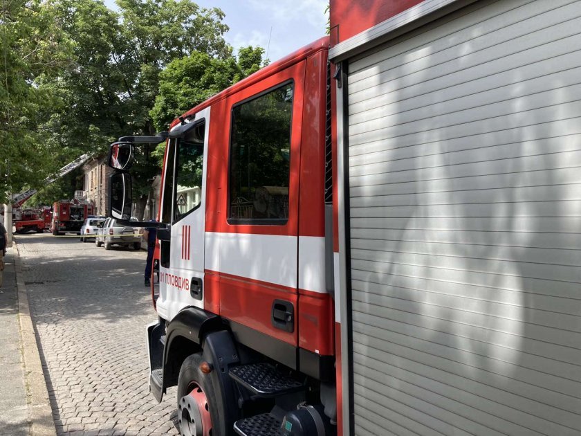 Служител на пожарната в Пловдив e леко пострадал при инцидент