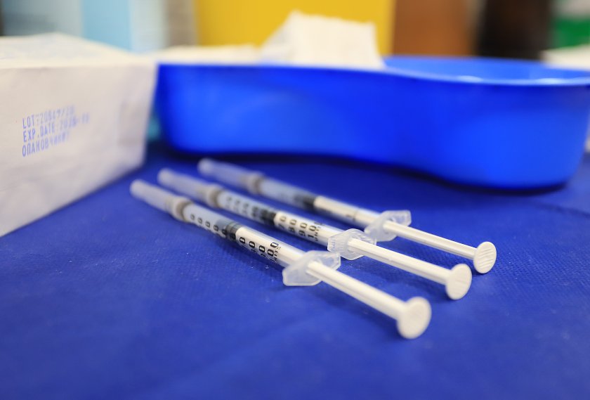 имунизирани две различни ваксини получат сертификат ваксиниране