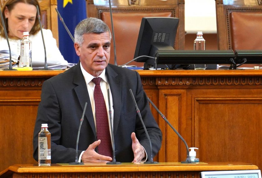 Премиерът Стефан Янев се яви в парламента, за да бъде