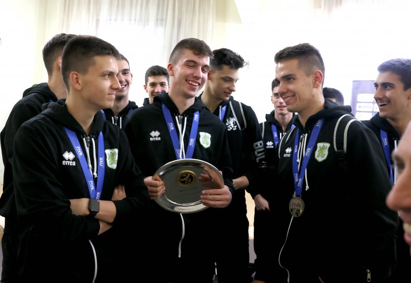 Посрещнахме сребърните ни медалисти по волейбол. Те: Горди сме!