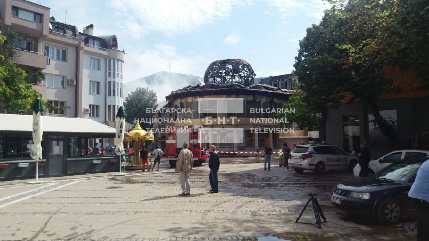 Емблематичната за Благоевград сграда Купола горя днес. Пожарът в центъра