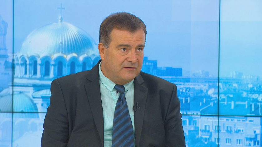 Искам да поясня - никой никого не желае да ваксинира.