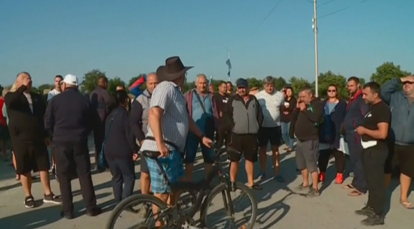 Трети час продължава блокадата на земеделците на входа на Ръжево Конаре