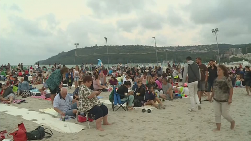 Във Варна и в момента продължава Най-дългата вечеря на плажа.