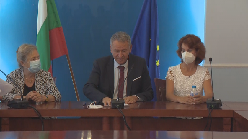 Здравните власти предлагат нови ковид мерки в страната. Това обяви