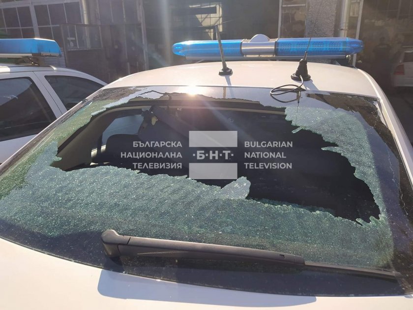 Пиян шофьор счупи стъклата на четири патрулки пред Районното управление