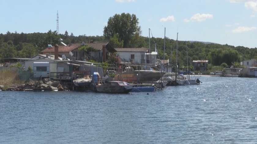 Чистят каналите в Ченгене скеле. За най-богатия "улов" - подаръци