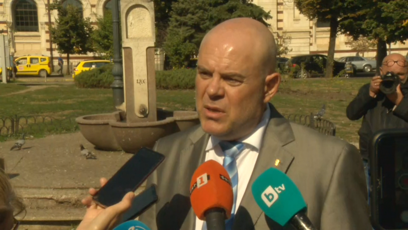 Иван Гешев даде изявление пред медии на площад Бански в