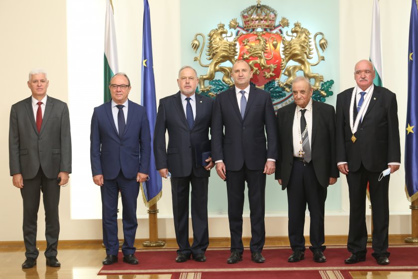Президентът Румен Радев връчи държавни отличия на изтъкнати българи за