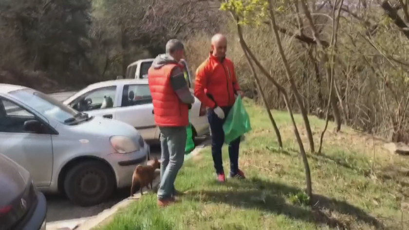 Доброволци от Благоевград чистят най-замърсените места в града. За три