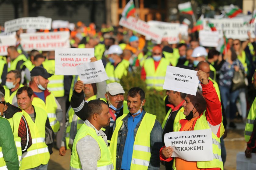 Работници и собственици на пътни фирми излязоха на протест пред