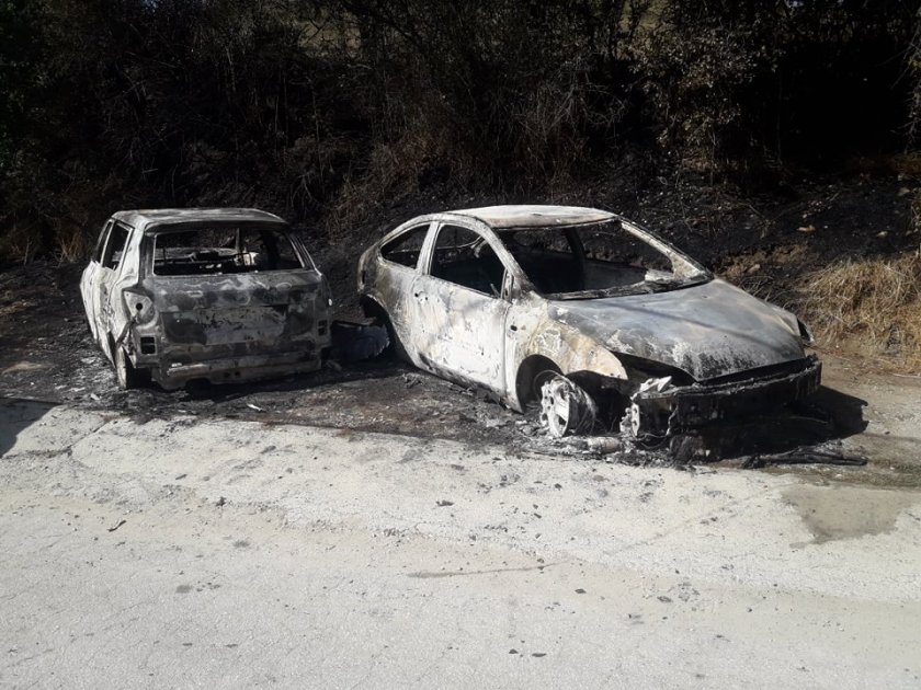 Два леки автомобила изгоряха миналата нощ в разложкото село Годлево.Към