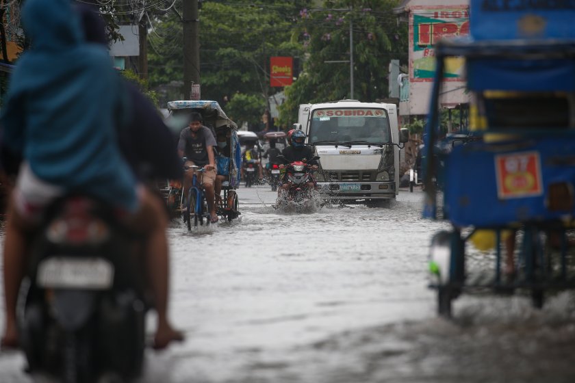 Евакуираха близо 12 000 души заради тайфун на Филипините