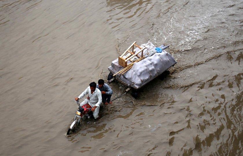 жертви проливни дъждове пакистан