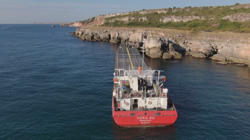 Днес започва операцията по прехвърлянето на товара от заседналия край Камен бряг кораб