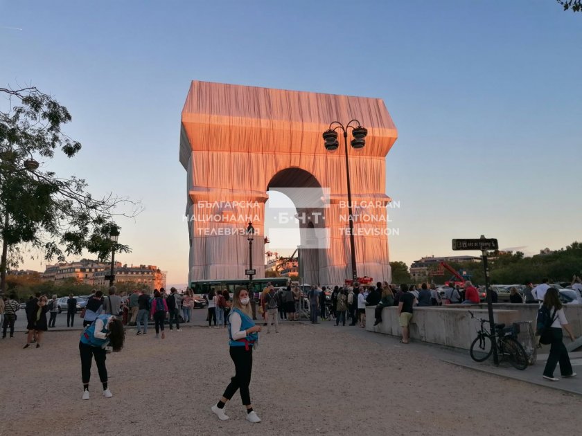 Триумфалната арка в Париж блести в новата си сребриста опаковка.От