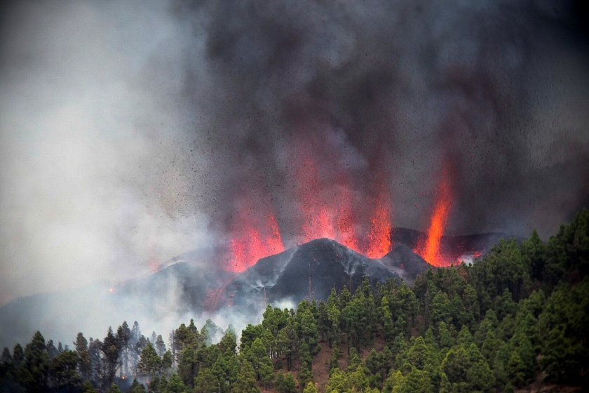 Вулкан изригна на испанския остров Ла Палма - част от