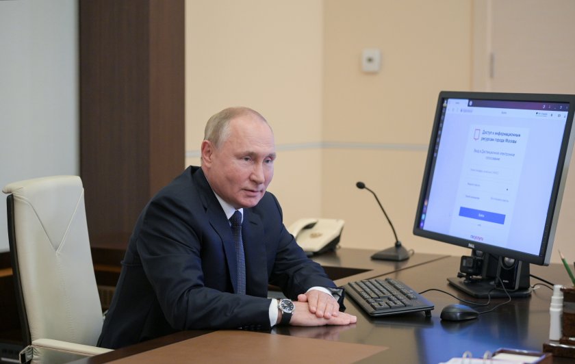 путин гласува изборите телефона свой помощник
