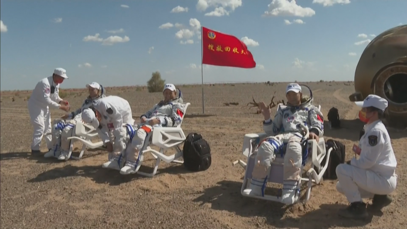 китайските астронавти завърнаха земята