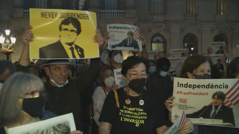 Протест в Барселона срещу задържането на каталунския лидер Карлес Пучдемон.