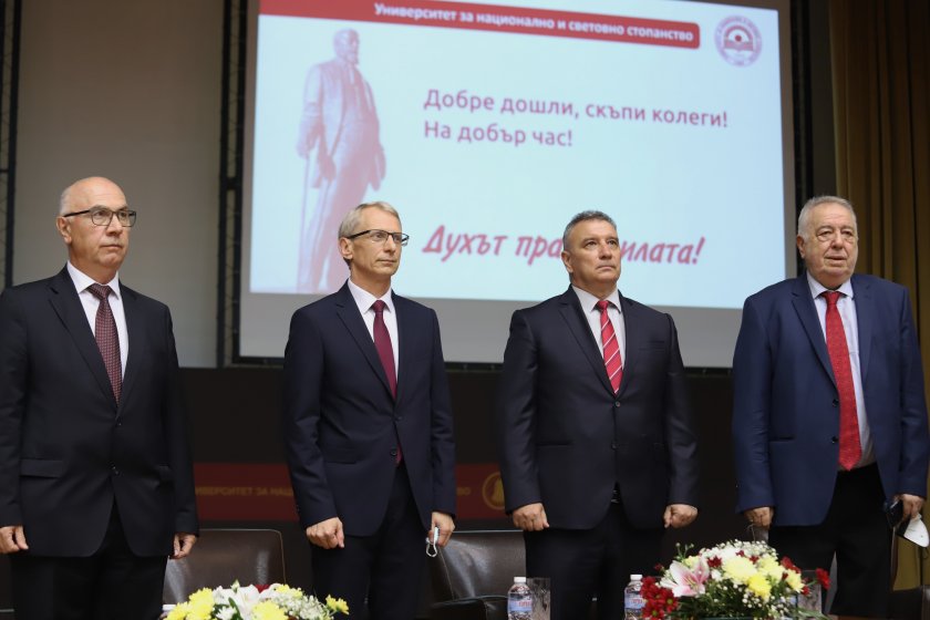 Откриха академичната година в УНСС с мобилен ваксинационен пункт