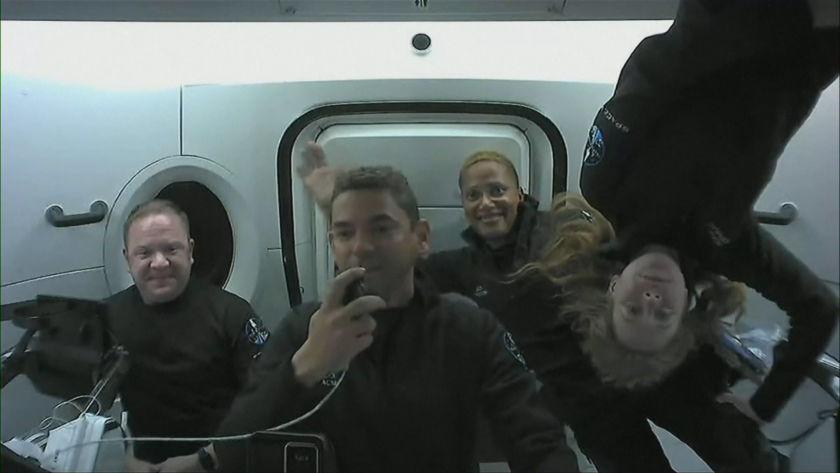 Квартетът непрофесионални астронавти направи света съпричастен с живота си в