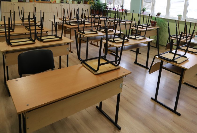Ученици от още две училища във Великотърновско преминават на дистанционно обучение