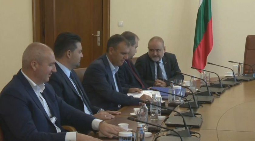 Вече близо час продължава срещата между премиера Стефан Янев, регионалният