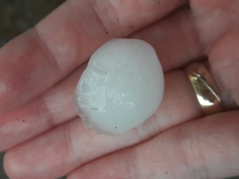 Силна градушка с големина на орех се изсипа в късния