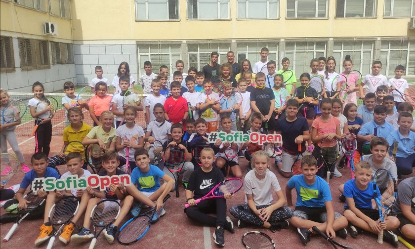 Адриан Андреев игра тенис с деца преди Sofia Open