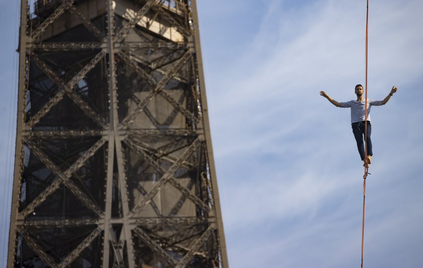 Разходка по въже: Мъж измина 600 метра от Айфеловата кула до Националния театър в Париж