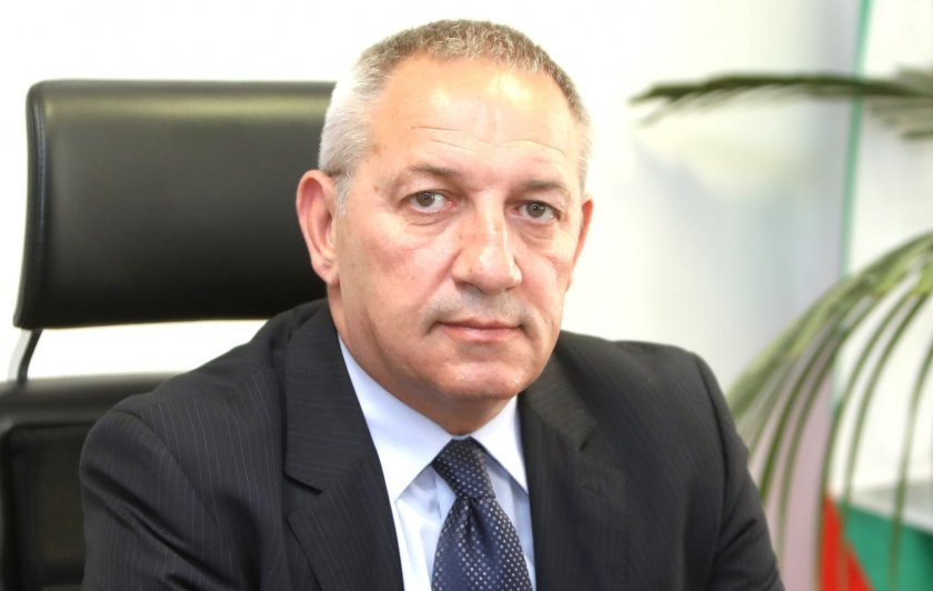 Министър Кузманов е разговарял с ЦСКА за проблема с базите