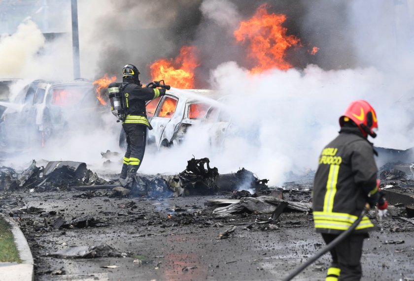 Осем души загинаха при катастрофа на малък самолет в италианския