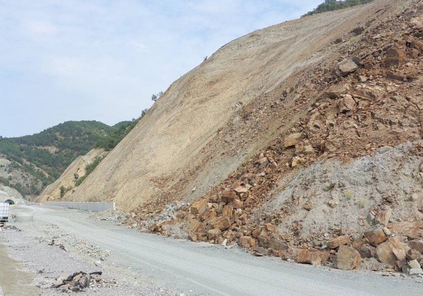 Изграждането на АМ Струма ще се забави заради свлачища, образували