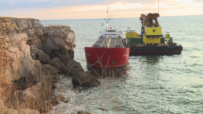 Пред екокатастрофа: Провал в изтеглянето на заседналия край Камен бряг кораб (ОБЗОР)