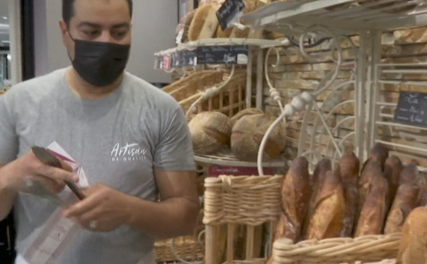 Във Франция се разрази скандал около най-добрия пекар в Париж.