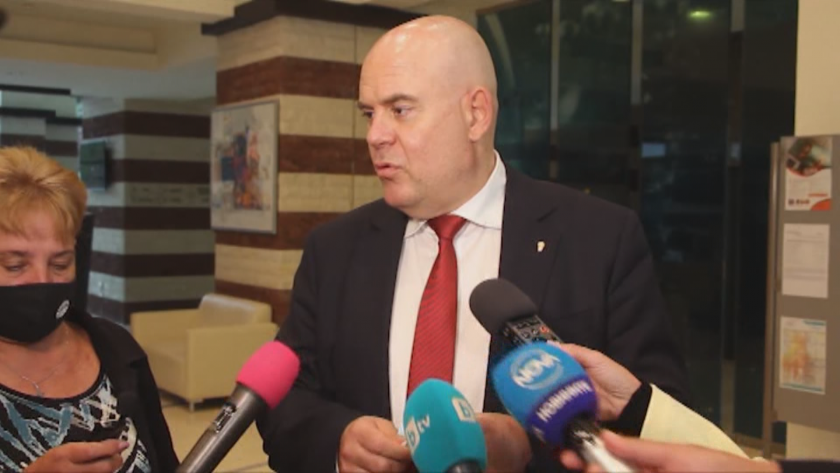 Главният прокурор Иван Гешев заяви, че няма преминаване на служители