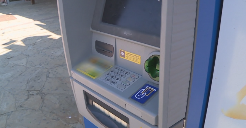 Крадци се опитаха да оберат банкомат в столичния квартал Люлин.Вратата