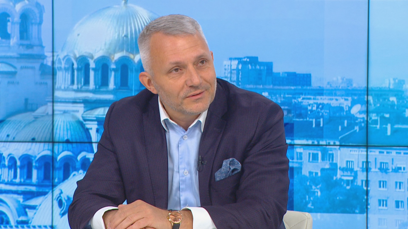 Единственият конкурент на Румен Радев е Лозан Панов. Стана битка,