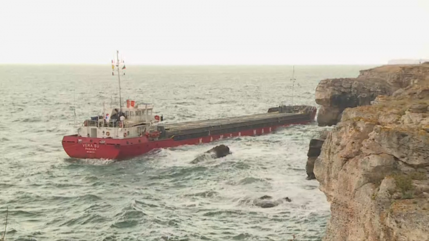 Очакват три баржи от Италия за разтоварване на заседналия кораб
